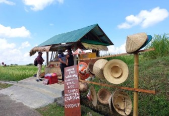 Wisatawan lokal saat mengunjungi salah satu warung warga di kawasan persawahan Desa Jatiluwih, Tabanan, Bali, Selasa (7/5/2024). Desa ini akan menjadi salah satu lokasi kunjungan delegasi World Water Forum ke-10 pada 18--25 Mei 2024.