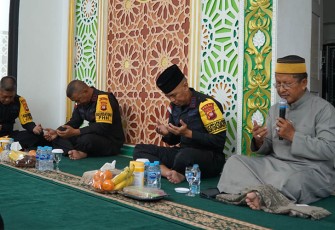 Personel Brimob Kalbar dengan Bintohtal Peringati Isra’ Mi’raj