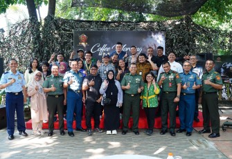 Foto bersama usai acara Media Gathering Tahun 2024 di Lensa Coffee Puspen TNI Mabes TNI, Cilangkap, Jakarta Timur, Rabu (3/7/2024).