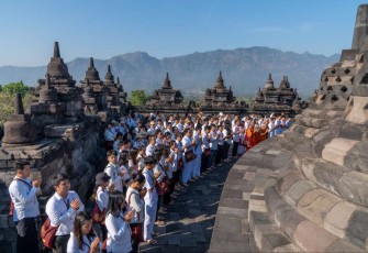 Peserta dari Jepang mengunjungi candi Borobudur