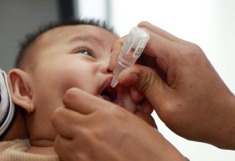 Pemberian imunisasi PIN Polio