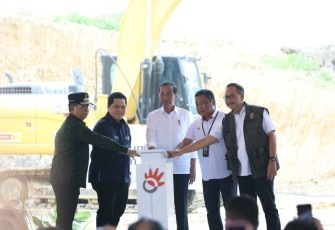 Presiden Joko Widodo saat groundbreaking Telkom Smart Office di IKN, Jum'at (1/3)