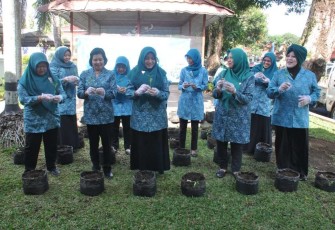 PKK Cilacap Tanam Cabe di Halaman Kantor PKK Kabupaten Cilacap, Senin (4/3)