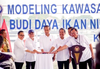 Presiden Joko Widodo saat meresmikan Kawasan Tambak Budi Daya Ikan Nila Salin di Karawang, Rabu (8/5)