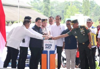 Presiden Jokowi meletakkan batu pertama pembangunan Super Hub Nusantara Logistic Hub Pos Indonesia di Ibu Kota Nusantara (IKN) yang akan memperkuat rantai pasok domestik di Indonesia