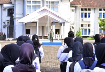 Panitia Daerah (Panda) Lantamal VI Makassar memberikan pengarahan kepada seluruh peserta Calon Bintara (Caba) dan Calon Tamtama (Cata) TNI AL Gelombang 1 TA. 2024 sebelum pelaksanaan test seleksi bertempat di  lapangan Arafuru Lantamal VI, Jumat (05/01/2024)
