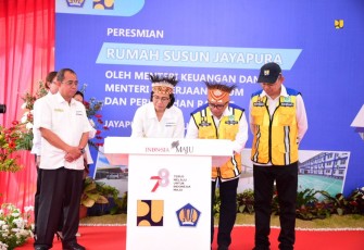 Menkeu Sri Mulyani didampingi Sekjen Kementerian PUPR M. Zainal Fatah dan Direktur Jenderal Perumahan Kementerian PUPR Iwan Suprijanto meresmikan Rusun Negara untuk ASN Kementerian Keuangan di Jayapura, Kamis (1/2/2024). 