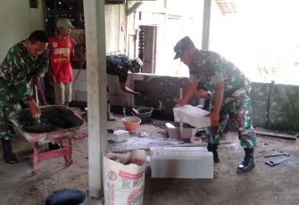 Serda Hendrik membantu warga memperbaiki rumahnya yang rusak, Kamis (29/02/2024).