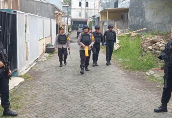Kabid Humas Polda Jatim Kombes Dirmanto saat olah TKP terduga teroris di perumahan Bunga Tanjung, Kota Batu, Kamis (1/8)