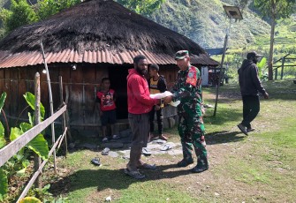 Anggota Koramil 1714-01/Mulia Kodim 1714 / Puncak Jaya menggelar kegiatan Komsos dengan Masyarakat Binaan dalam menjaga solidaritas kebersamaan Memberikan sembako buat masyarakat yang berada di kampung usir Distrik mulai Kab Puncak Jaya, Senin (8/1/2024)