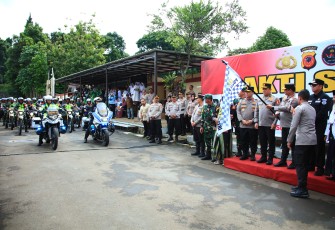 Kepala Operasi Nusantara Cooling System (NCS) Polri, Irjen Pol Asep Edi Suheri melepas proses distribusi 5.000 paket sembako untuk masyarakat di Kabupaten dan Kota Sukabumi, Jawa Barat