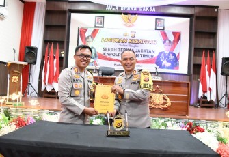 Tradisi penyambutan Kapolres Aceh Timur Polda Aceh yang baru AKBP Nova Suryandaru, S.I.K., dilaksanakan di Depan Penjagaan Mako Polres Aceh Timur. Senin (15/01/2024)