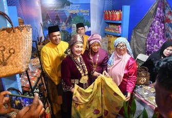 etua Umum Ikatan Adhyaksa Dharmakarini (Ketum IAD) Sruningwati Burhanuddin saat Kunjungi EXPO Jambi Mantap. 