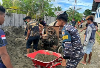 Prajurit TNI Angkatan Laut (TNI AL) dari Pangkalan TNI Angkatan Laut (Lanal) Nabire bergotong royong dengan masyarakat membangun akses jalan Kaleb Waray di Kampung Labani, Teluk Kimi Samabusa, Nabire, Papua Tengah, Selasa (09/01)