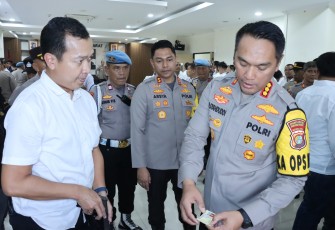 Kapolres Metro Jakarta Barat Kombes Pol M Syahduddi didampingi Wakapolres Metro Jakarta Barat Akbp Teuku Arsya Khadafi, saat melakukan pemeriksaan senpi dan amunisi anggota Senin, 23/12/2024.