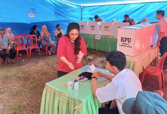 Calon DPD RI Dapil Bengkulu Elisa Ermasari menggunakan hak pilihnya pada Pemilu serentak 14 Februari 2024.