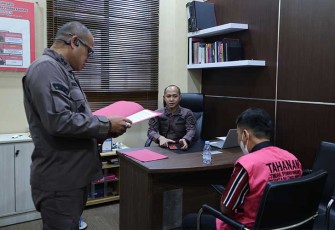 Tersangka (kenakan baju tahanan) saat akan ditahan