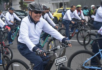 Gubernur Akademi TNI Angkatan Laut (AAL) Laksda TNI Supardi saat Funbike Bersama Pejabat Kotama TNI AL Wilayah Surabaya