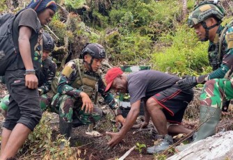 Satgas 330 Tanam 100 Bibit Pohon Mahoni, Mitigasi Dampak Deforestasi Hutan di Intan Jaya