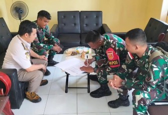 Satgas Pamtas RI-Malaysia Yonarmed 10 Kostrad menyita dan mengamankan 2 bagian kepala burung enggang atau satwa yang dilindungi dari tangan warga di Desa Perumbang, Kecamatan Badau, Kapuas Hulu, Kalbar