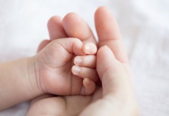 Foto ilustrasi tangan bayi yang baru lahir (Foto: Pinterest)