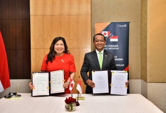 Menteri ESDM Bahlil Lahadalia bersama Menteri Promosi Ekspor, Perdagangan Internasional dan Pembangunan Ekonomi Kanada Marry Ng usai penandatanganan MoU di Jakarta, Senin (2/12)
