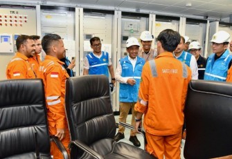 Menteri ESDM Bahlil Lahadalia saat meninjau kesiapan nataru di BMPP Nusantara 1 Kota Ambon, Rabu (18/12)
