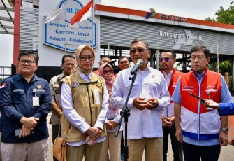 Menteri ESDM Arifin Tasrif saat memberikan keterangan pers di integrated terminal Surabaya, Kamis (4/4)