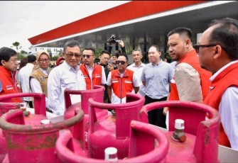 Menteri ESDM Arifin Tasrif saat meninjau stok elpiji 