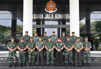 Panglima Komando Daerah Militer V/Brawijaya (Pangdam V/Brawijaya) Mayjen TNI Rafael Granada Baay beserta rombongan, termasuk Kasdam V/Brawijaya dan para Pejabat Utama (PJU) Kodam V/Brawijaya, melaksanakan kunjungan ke Komando Pendidikan dan Latihan TNI Angkatan Laut (Kodiklatal) di Jalan Morokrembangan, Surabaya pada Kamis, 25 Januari 2024