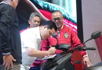 Ketua Umum PSSI, Erick Thohir saat Peluncuran Sepeda Motor Listrik GESITS Timnas Indonesia, Minggu (18/2).