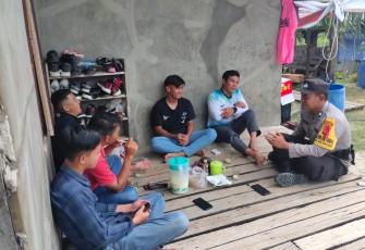 Bhabinkamtibmas Polsek Pulau Laut saat Sambangi Warga dan Jaga Kebersamaan