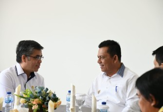 Menaker RI Yassierli, didampingi Gubernur Kepri Ansar Ahmad, saat menggelar dialog bersama mitra industri di Balai Latihan Kerja (BLK) Kawasan Industri Kabil, Kota Batam, Provinsi Kepulauan Riau, Selasa (17/12).
