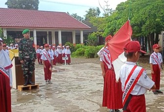 Babinsa Koramil 08/Lau Serda Agus Arahman saat Jadi Pembina Upacara Bendera  di SDN 2 Kasarangan