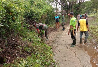 Koramil Amuntai Utara saat Bersihkan Pemukiman Warga Cegah Banjir dan DBD