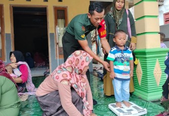 Babinsa Koramil Saradan saat Dampingi Pelayanan Posyandu Lansia dan Balita.
