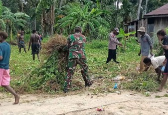 Babinsa Koramil 1710-01/Kokonao saat Gerakkan Warga Bersihkan Lingkungan