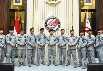 Foto bersama usai acara Serah Terima Jabatan (Sertijab) Pimpinan Tinggi Pratama Bakamla RI yang turut disaksikan oleh jajaran Pejabat Eselon I dan II Bakamla RI. Kegiatan berlangsung di Aula Ary Hasibuan Mabes Bakamla RI, Jakarta Pusat, Kamis (18/4/2024).