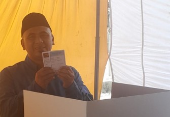 Calon wakil Gubernur Jawa Tengah Taj Yasin saat menyoblos di TPS 3 Karangmangu kecamatan Sarang Kabupaten Rembang Jawa Tengah.