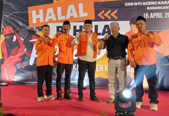 Komandan SAR Karanganyar Prihanto (tengah), saat dinobatkan menjadi Bapak Relawan Karanganyar, Selasa (16/4/2024) malam.