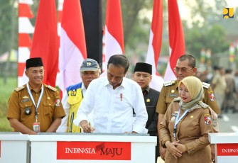 Peresmian ditandai dengan penekanan tombol sirine oleh Presiden Jokowi di ruas Keramat Teluk - Sri Widodo, Kamis (11/7).