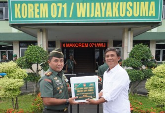 Penyerahan secara simbolis 5000 Paket Daging dan Beras dari PT. Suri Nusantara Jaya 
