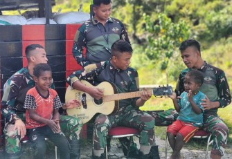 Para Prajurit Satgas Pamtas Mobile Yonif 330 Tri Dharma selalu punya cara untuk membuat anak-anak Intan Jaya merasa nyaman dan gembira ketika berada didekatnya. Kali ini, dengan berbekal sebuah gitar, para Ksatria Tri Dharma bercengkerama dan mengajak para Bocah Papua bernyanyi bersama, bertempat di Kampung Mamba, Distrik Sugapa, Kab. Intan Jaya, Papua Tengah, pada Kamis (07/03/24)