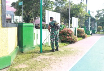 Anggota Kodim 1001/HSU-Balangan melaksanakan kerja bakti pembersihan pangkalan yang terletak di Jl. Basuki Rahmat No 12, Kel. Murung Sari, Kec. Amuntai Tengah, Kab. Hulu Sungai Utara, Selasa (09/01/2024)