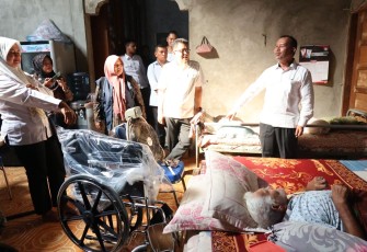 Kadis Sosial Aceh, Dr. Muslem menyerahkan bantuan kursi roda dan tongkat ketiak untuk dua warga Desa Lampulo, Banda Aceh pada Rabu, (10/1/2024)