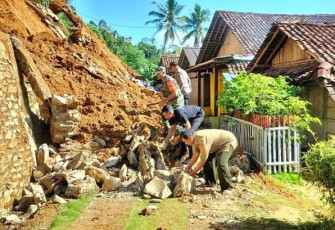 Babinsa Koramil 0801/05 Nawangan Bantu Evakuasi Material Longsor