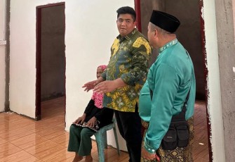 Bupati Bintan Roby Kurniawan saat Tinjau Langsung Pembangunan Sebelas Unit Rumah Pasca Kebakaran Tambelan