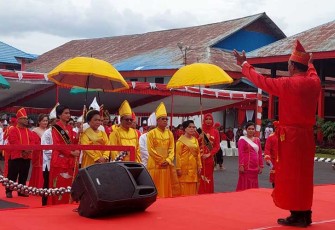 Penyambutan walikota Bitung Wakil Walikota Bitung oleh toko adat di upacara acara puncak Adat Tulude