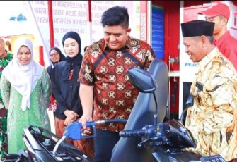 Bupati Bintan Roby Kurniawan didampingi Ketua TP PKK Bintan Hafizha Rahmadhani, Kamis (08/02) saat meresmikan Pertashop (Pertamina Shop) di Desa Teluk Sasah.