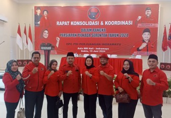 Kader PDIP Indramayu, Nina Agustina (tengah) saat menghadiri rapat konsolidasi dan koordinasi yang digelar DPC PDI Perjuangan Indramayu dalam rangka persiapan Pilkada Serentak, Sabtu (15/6/2024).